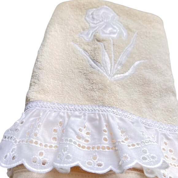 Vtg RA Briggs Embroidered Pastel Yellow Bath Towels Set of 2 Eyelet Trim USA - Picture 2 of 13